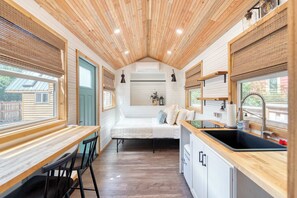 Interior - Tiny Farmhouse - Walk to Local Shops & Restaurants (Portland)