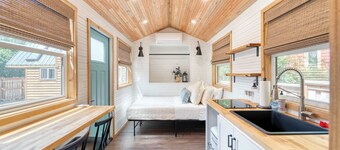 Tiny Farmhouse - Walk to Local Shops & Restaurants