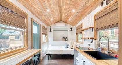 Tiny Farmhouse - Walk to Local Shops & Restaurants