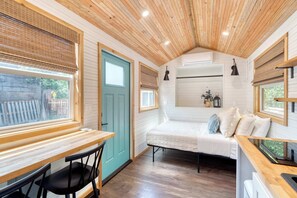 1 habitación, tabla de planchar con plancha, cuna de viaje y wifi
