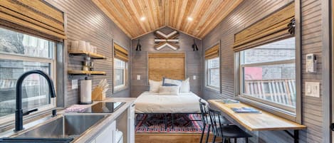 1 habitación, tabla de planchar con plancha, cuna de viaje y wifi