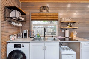 Refrigerador, cafetera y tetera y utensilios de cocina 
