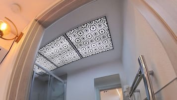 Standard Triple Room | Bathroom | Shower, rainfall showerhead, hair dryer, towels
