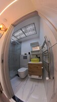 Habitación triple estándar | Baño | Ducha, cabezal de ducha tipo lluvia, secador de pelo y toallas