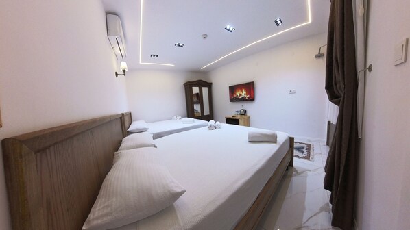 Economy Dört Kişilik Oda | Mısır pamuklu çarşaf takımı, kaliteli yatak takımı, minibar, masa 