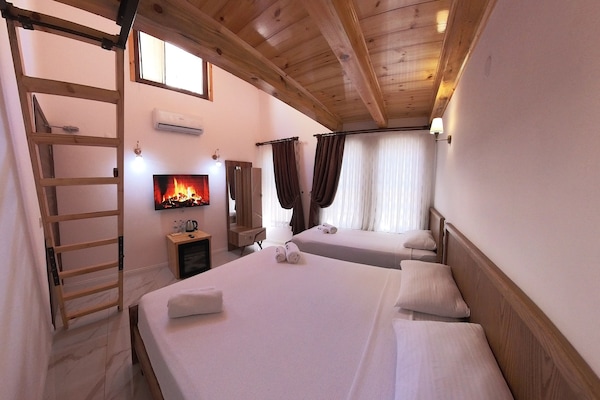 Family Room | Egyptian cotton sheets, premium bedding, minibar, desk