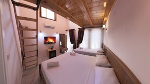 Chambre familiale | Draps en coton égyptien, literie de qualité, minibar, bureau
