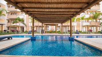 Outdoor pool, free cabanas, pool umbrellas