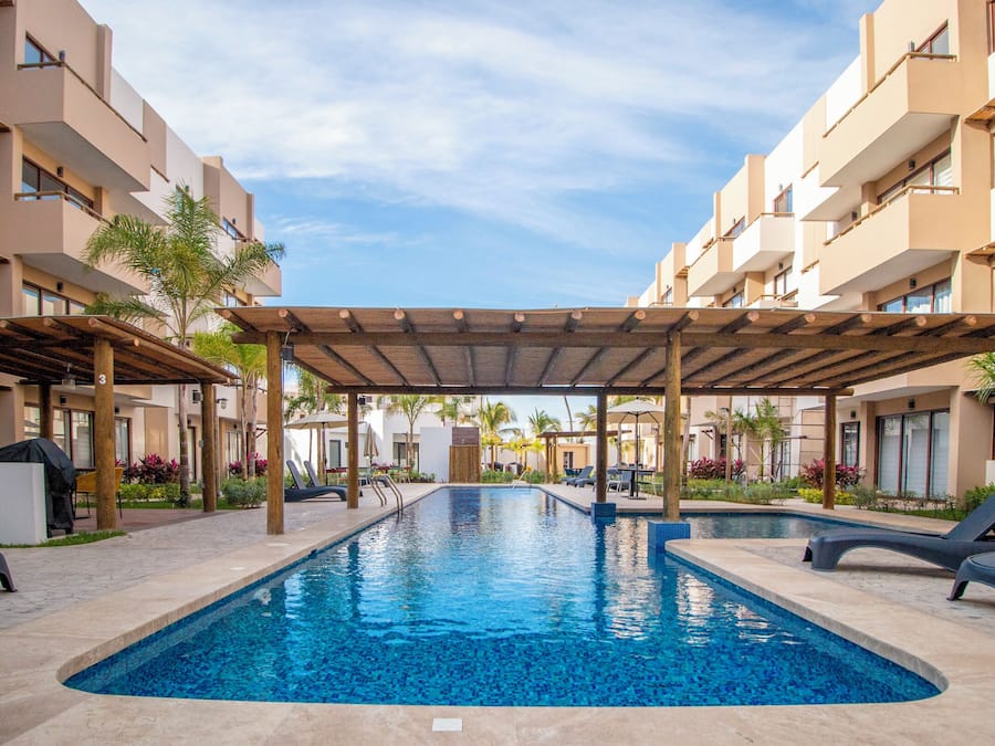 Una piscina al aire libre, camas de piscina gratis, sombrillas