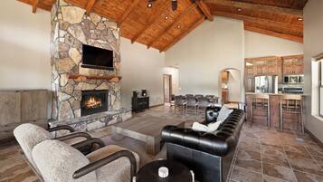 智能电视、壁炉、书、立体声音响