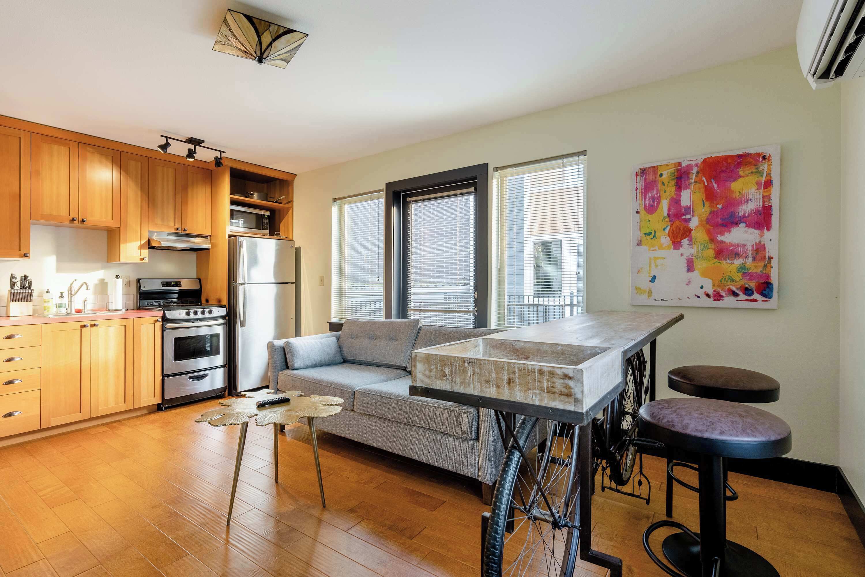 Jääkaappi, mikroaaltouuni, uuni, liesi