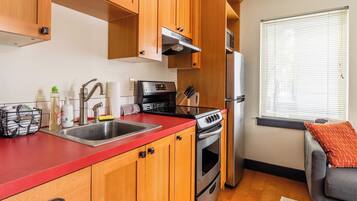 Coffee/tea maker, cookware/dishes/utensils