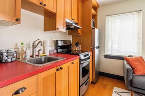 Coffee/tea maker, cookware/dishes/utensils