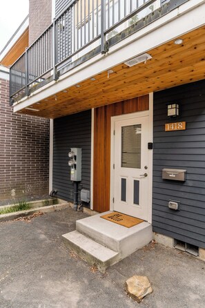 Exterior detail - Quirky Micro Apt - Foodies, Artists, Coffee (Portland)