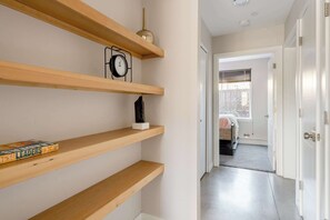 Interior - Hip Area - Dining & Shops Nearby - 2BR - Sleeps 4 (Portland)
