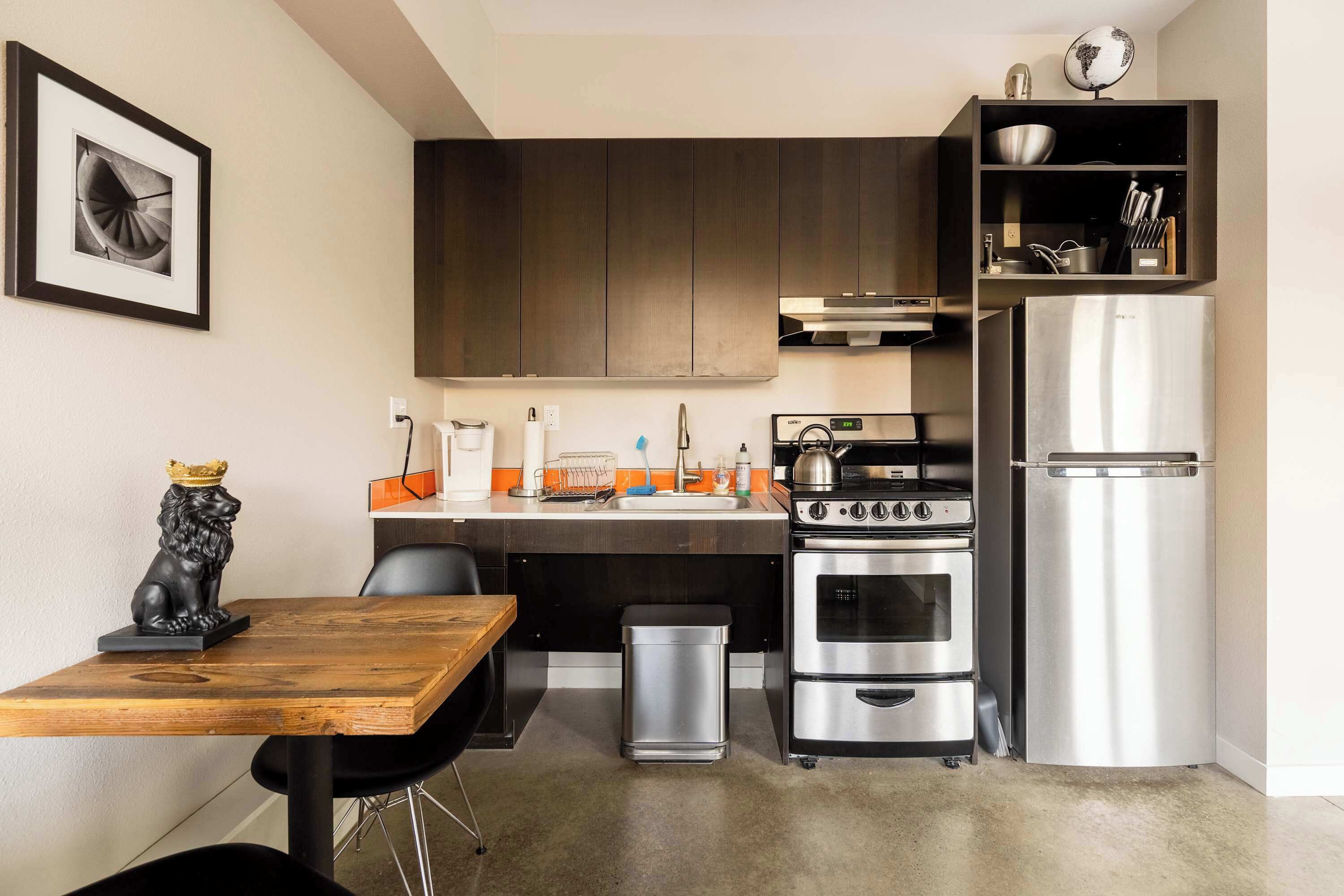 Fridge, oven, stovetop, coffee/tea maker