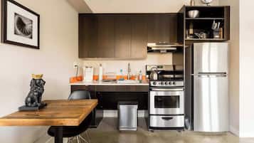 Fridge, oven, stovetop, coffee/tea maker