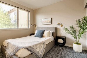 2 bedrooms, iron/ironing board, travel crib, WiFi - Modern Home in Foodie District - 2BR - Sleeps 4 (Portland)