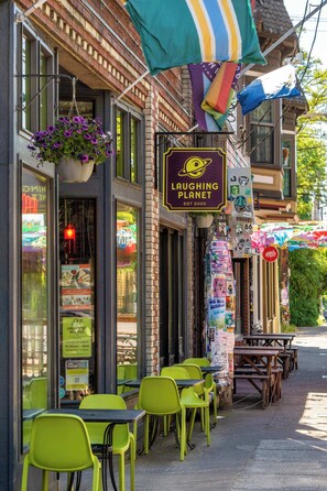 Outdoor dining - Modern Home in Foodie District - 2BR - Sleeps 4 (Portland)