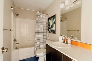Shower, hair dryer, towels, shampoo - Modern Home in Foodie District - 2BR - Sleeps 4 (Portland)