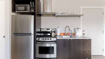 Kylskåp, mikrovågsugn, ugn och spishäll