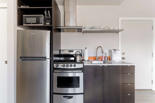 冷蔵庫、電子レンジ、オーブン、コンロ