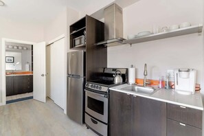Frigorifero, microonde, forno, piano cottura
