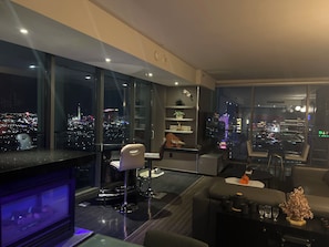 Bar (on property) - Best Strip City Views Balcony Suite No Resort Fee (Las Vegas)