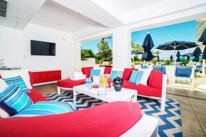 TV, stereo, offices - Five Star Trump Hotel No Resort and Cleaning Fees (Las Vegas)