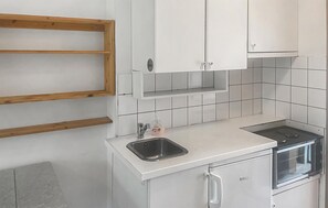 Fridge, oven, stovetop, cookware/dishes/utensils - Cozy apartment in Dovre (Dovre)