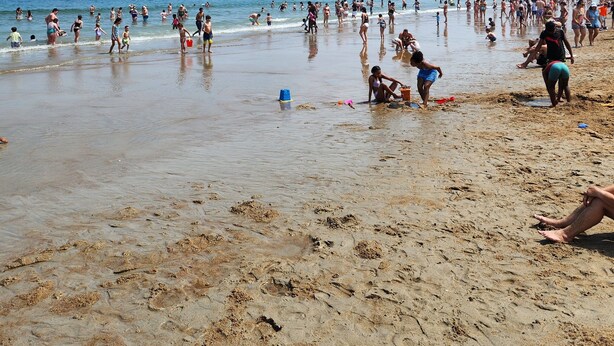 A crowded beach with people engaging in various activities. - Spacious Beach Home - Steps to Ocean, Dining & Entertainment (Salisbury)