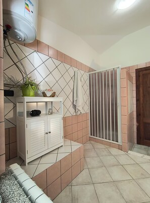 Dusche, Haartrockner, Bidet, Handtücher