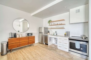 Kühlschrank, Mikrowelle, Ofen, Herdplatte