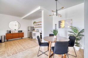 Dining - Modern Studio - Sleeps 4 - Perfect NE Location (Portland)
