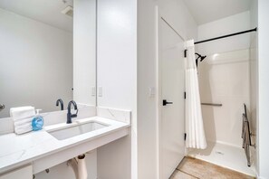 Douche, séchoir à cheveux, serviettes fournies, shampooing