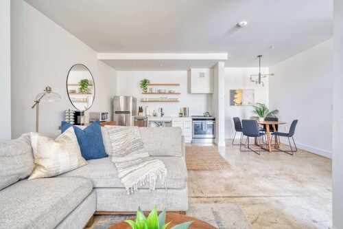 Modern Open-Plan Apartment - Sleeps 4 - Perfect NE Location