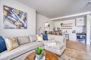 TV, offices - Modern Studio - Sleeps 4 - Perfect NE Location (Portland)