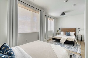1 bedroom, iron/ironing board, travel cot, WiFi - Modern Studio - Sleeps 4 - Perfect NE Location (Portland)