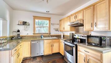 Lemari es, microwave, oven, dan kompor