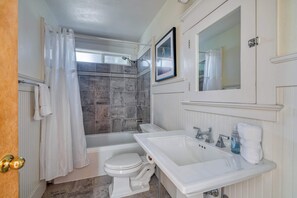 Douche, séchoir à cheveux, serviettes fournies