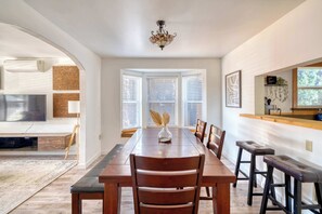 Dining - Modern 3BR + sofa bed• Alberta Arts • WalkScore 99 (Portland)