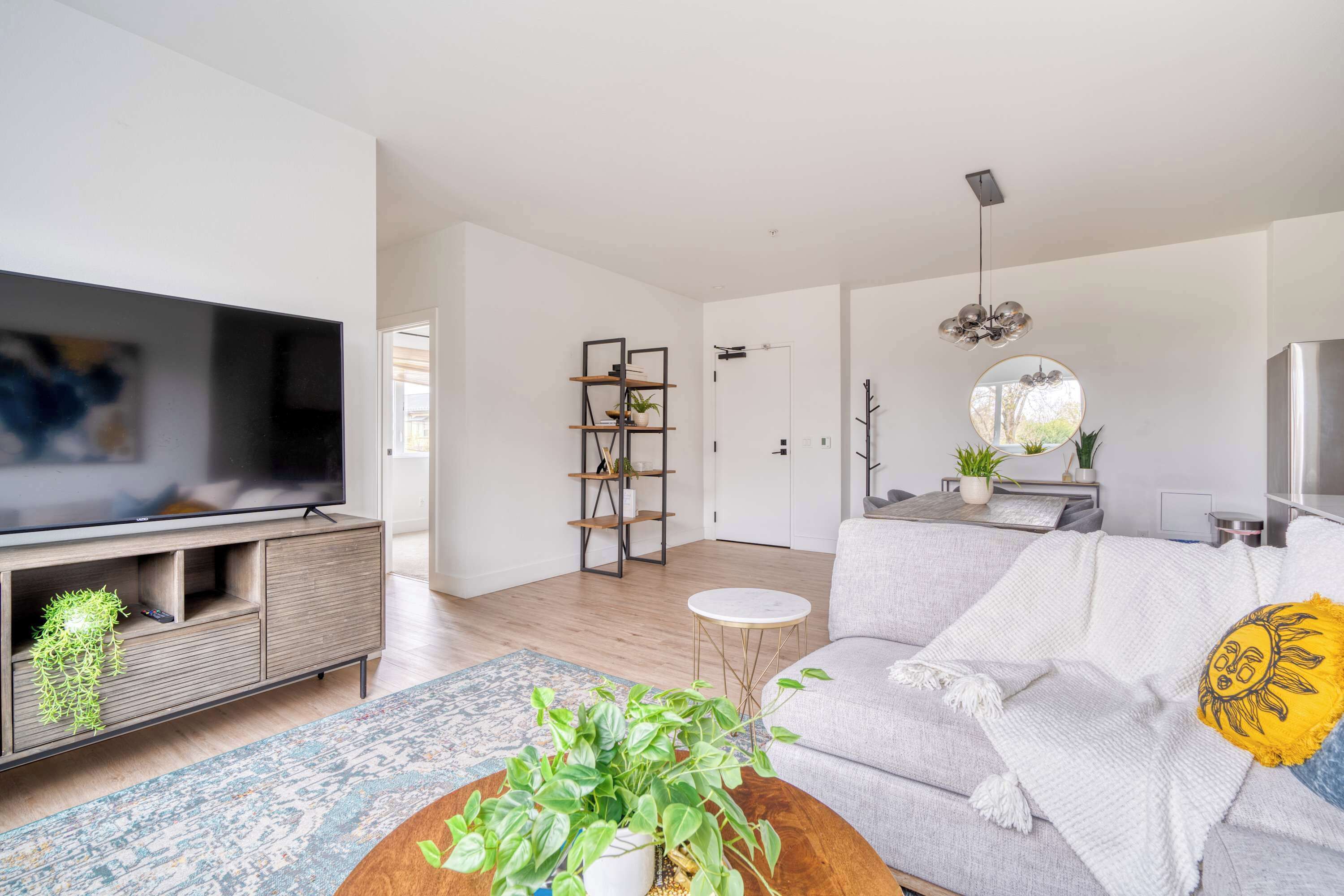 Televisión y oficina 