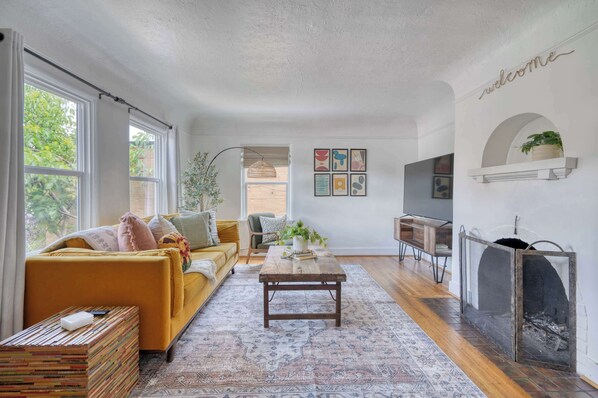 Una televisión, una oficina