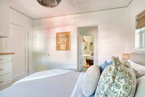 2 bedrooms, iron/ironing board, travel cot, WiFi