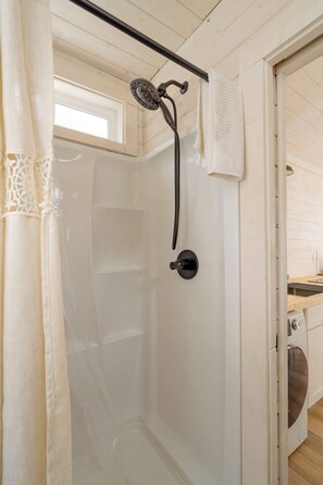 Shower, hair dryer, towels, shampoo - Tiny Oasis • Walk to Coffee, Food & Alberta Arts (Portland)