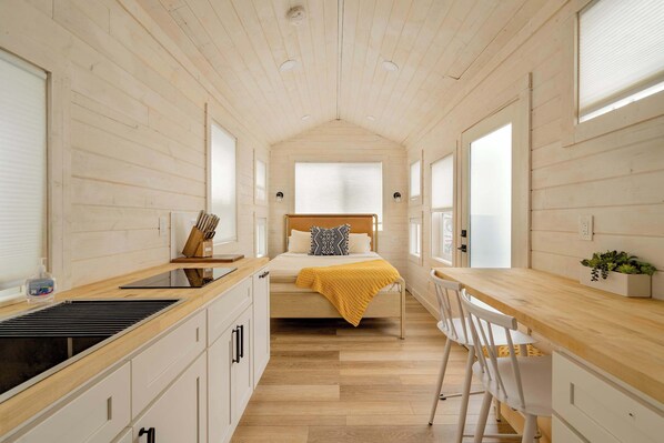 Coffee/tea maker, cookware/dishes/utensils