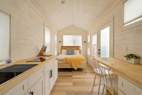 Tiny Oasis • Walk to Coffee, Food & Alberta Arts