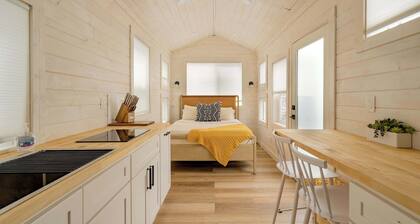 Tiny Oasis • Walk to Coffee, Food & Alberta Arts