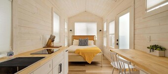 Tiny Oasis • Walk to Coffee, Food & Alberta Arts