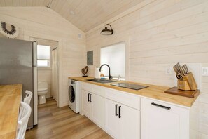 Coffee/tea maker, cookware/dishes/utensils